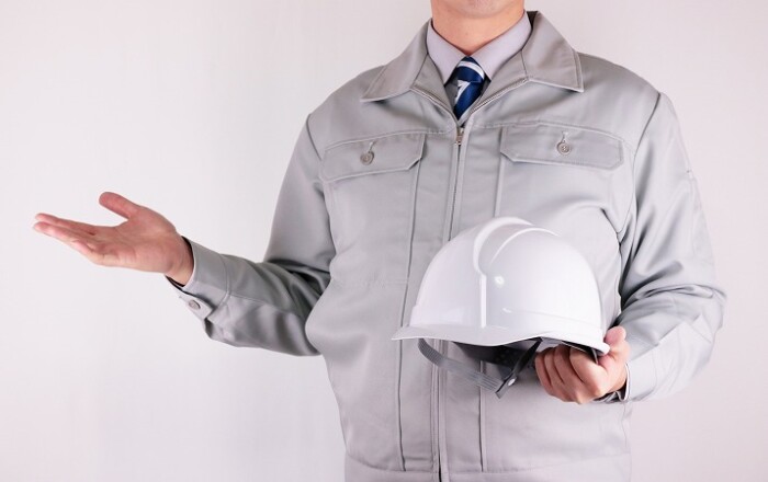 ヘルメットを持つ若者