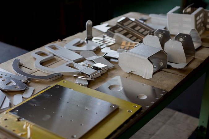 金属部品右から